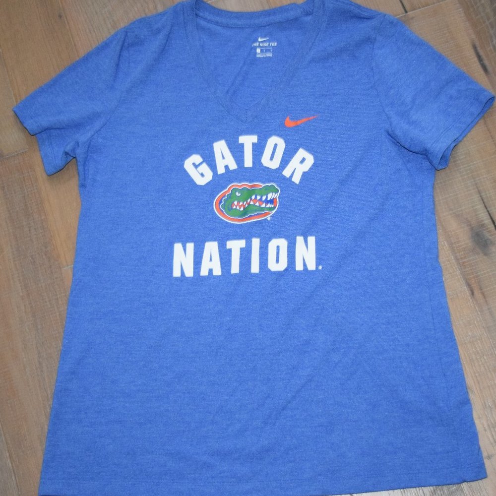 The Nike Tee UF Florida Gator Nation V-Neck T-Shirt Top Football Swoosh G84